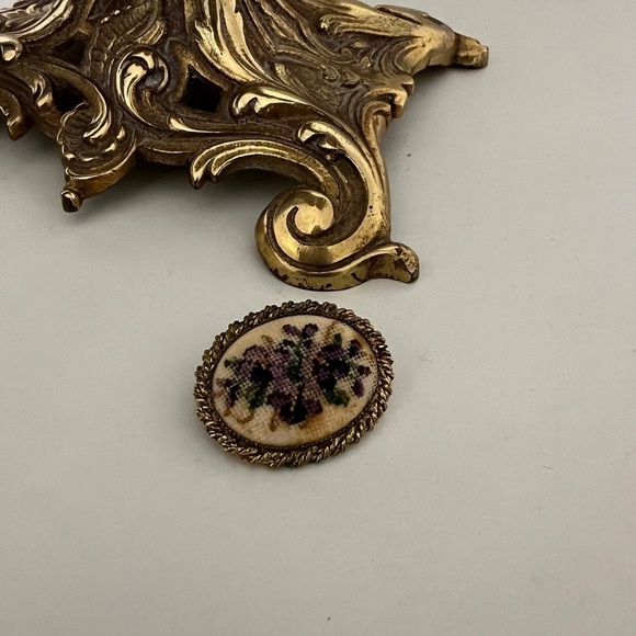 Jewelry - Vintage needlepoint brooch
